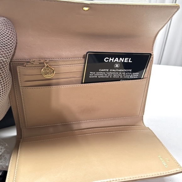 Authentic Raer 🔥Chanel🔥 Beige leather wallet with COA - Picture 6 of 17